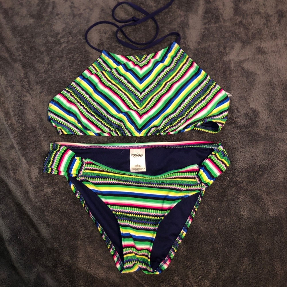 Patterned halter bikinis set